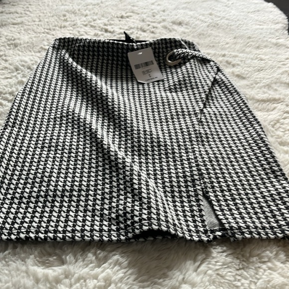 Forever 21 houndstooth skirt with faux wrap front  slit NWT - Picture 7 of 8